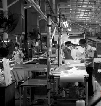 格力工厂生产线上的工人生产空调零部件.