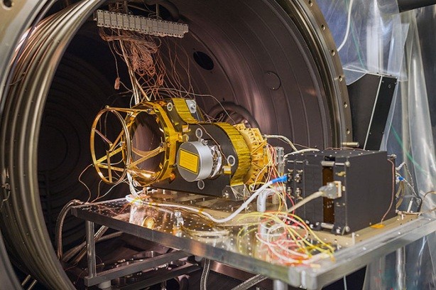 实施水星高度测量的激光测高仪已准备发射