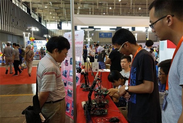 中国“芯”骄傲 龙芯机器人控制器首次公开亮相