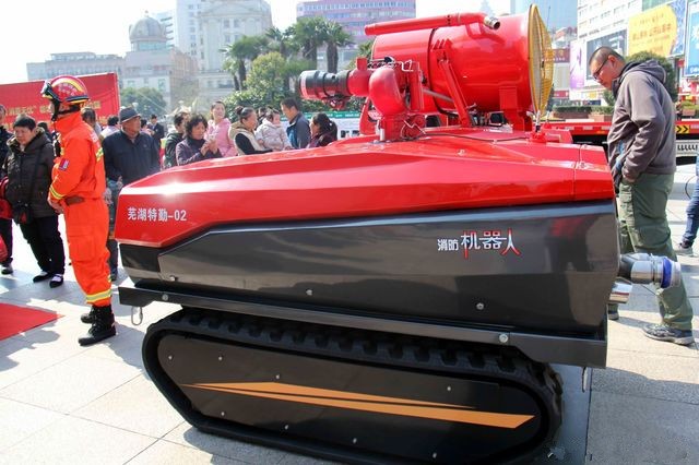 中国街头惊现护城机器人 造价比宝马都贵