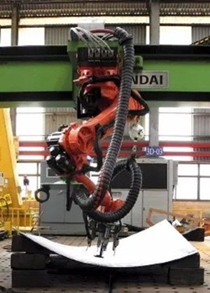 现代重工用机器人造船打造“智能船厂”