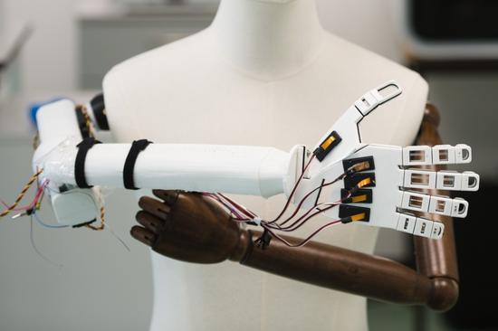 国外研究员研发新型人造智能皮肤，或可打造具有敏感触觉的机器人