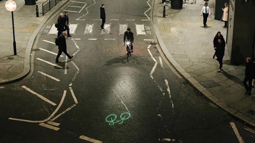 实时“开辟”自行车道 这款激光投影灯为你的夜间骑行保驾护航