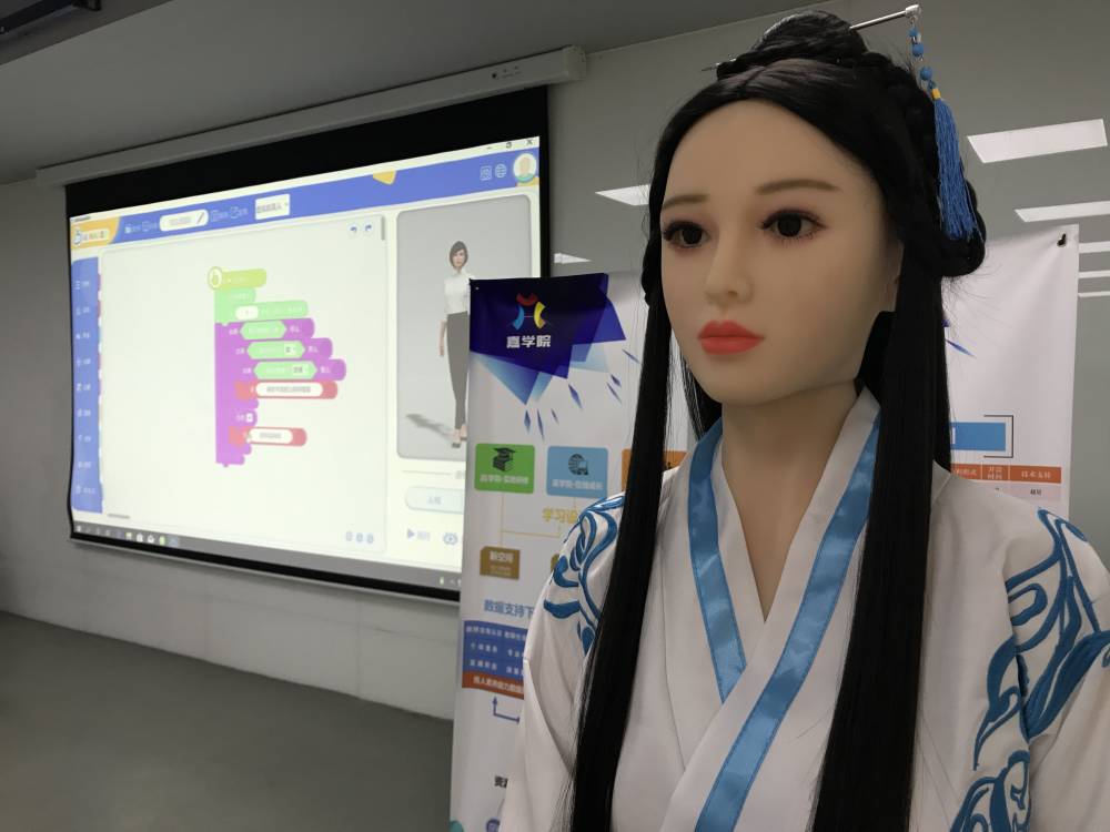 网龙教育机器人上海“圈粉” 帮助孩子创造自己的人工智能