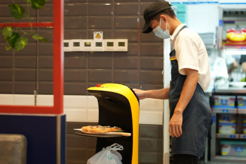 普渡餐饮智能机器人“葫芦”入驻卢家妈妈，助力餐饮业智慧升级