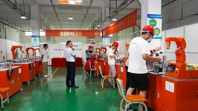 深圳完成首批工业机器人系统操作员职业技能等级认定