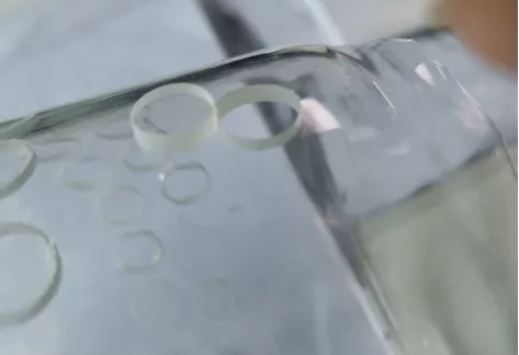 光至科技GT系列激光器—玻璃高效切孔