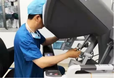 黑科技！哈医大四院泌尿外科借助医疗机器人巧治高血压