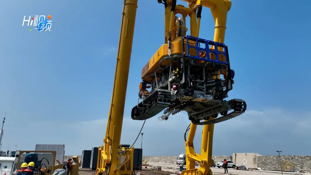 我国首台自主研制的深海铺缆机器人在威海成功海试