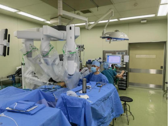 哈医大二院泌尿外科运用达芬奇手术机器人 精准切除肾上腺巨大肿瘤