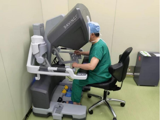 哈医大二院泌尿外科运用达芬奇手术机器人 精准切除肾上腺巨大肿瘤