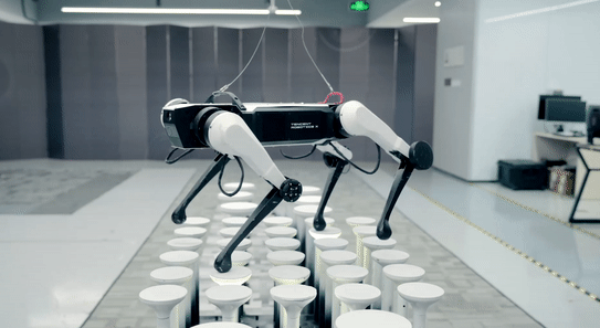 “梅花桩”精确踩点！腾讯发布四足机器人Max二代版本
