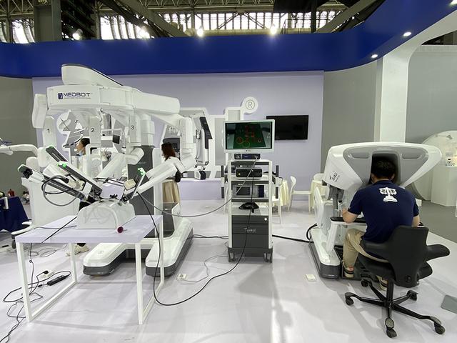 国产首款四臂腔镜手术机器人上市，加速国产替代